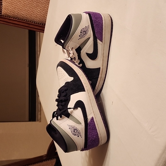 Air Jordan 1 Mid SE Varsity Purple Men's Size 9.5 - Picture 3 of 4